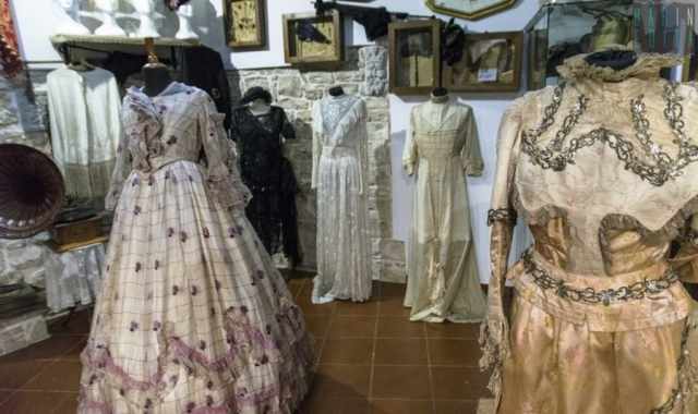 Acquaviva, in mostra raffinati abiti secolari: Sono stati salvati dal cassonetto